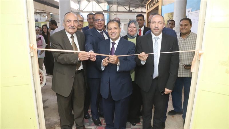 رئيس جامعة قنا يفتتح معرض «رحلة ما بين التراث والأصالة» بكلية التربية النوعية (صور)
