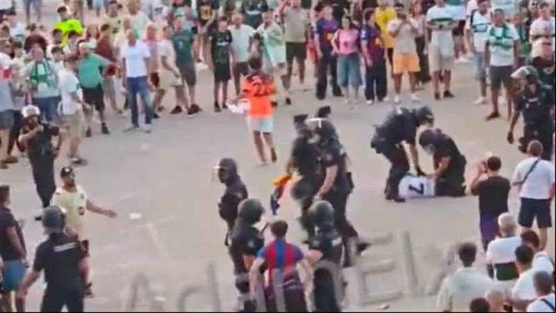 بسبب ضرب جماهيره، برشلونة يفتح النار على الشرطة الإسبانية (فيديو)