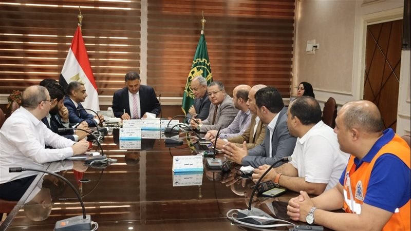 محافظ القليوبية يوجه بتفعيل جدول أسبوعي لتنظيم استقبال حالات الإسعاف والمصابين بالمستشفيات