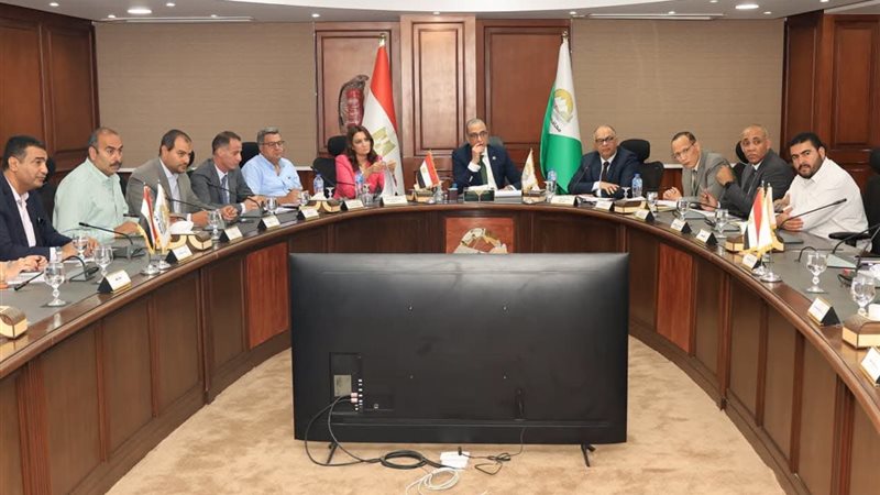 توفير فرص عمل وفحص مخالفات بناء، قرارات جديدة لمحافظ الجيزة خلال لقاء المواطنين