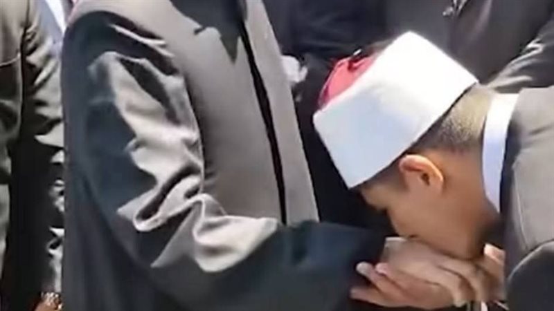 بعد واقعة وزير الأوقاف، ما حكم الشرع في تقبيل يد المشايخ والعلماء