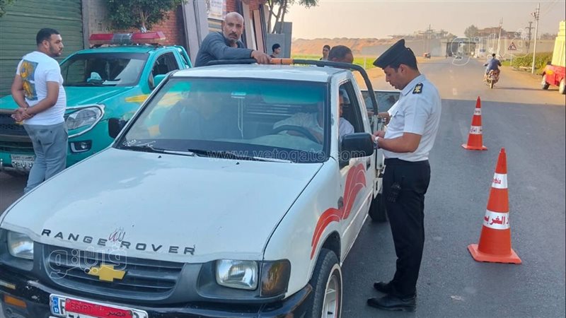 حملات مرورية بالغربية لضبط مخالفات نقل الركاب داخل الصندوق (صور)