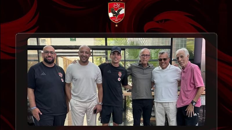 رئيس المغرب الفاسي يزور بعثة الأهلي قبل مواجهة برشلونة