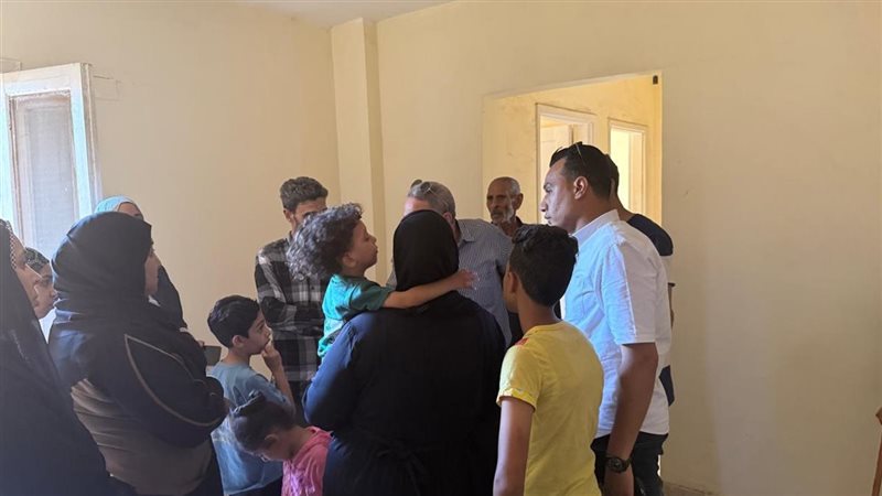 مش هنام غير لما أريحكوا، محافظ سوهاج يسلم وحدات سكنية للأسر المتضررة من انهيار منزل (صور)