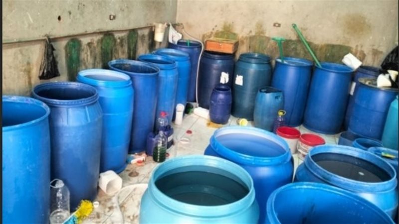 الأمن يداهم مصنعًا غير مرخص لإنتاج المنظفات بالجيزة ويضبط 3 أطنان مواد خام مجهولة