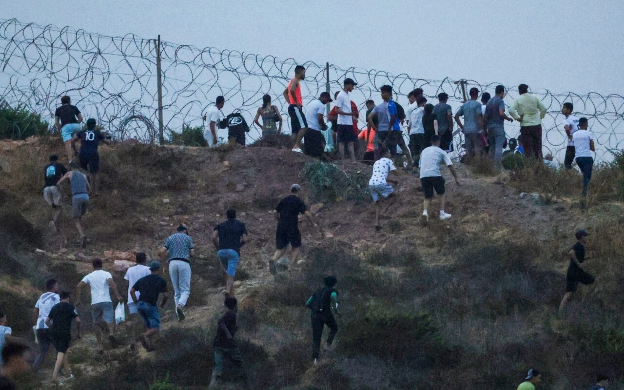 فيديو متداول لـ”لحظة فتح حارس حدود مغربي بوابة للمهاجرين نحو سبتة”.. هذه حقيقته