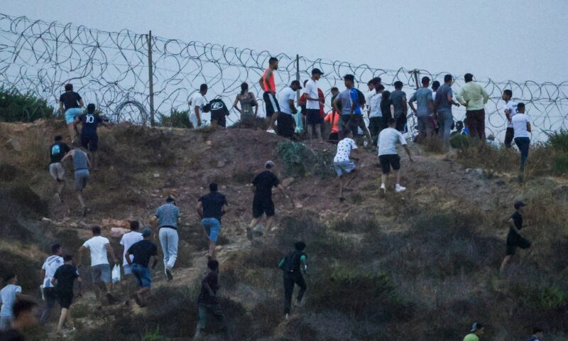 فيديو متداول لـ”لحظة فتح حارس حدود مغربي بوابة للمهاجرين نحو سبتة”.. هذه حقيقته