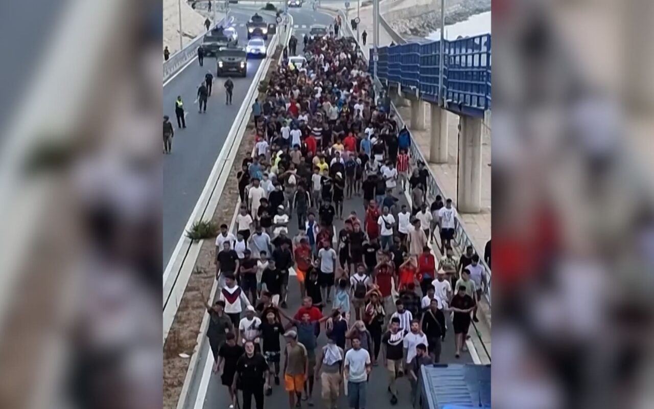 شاهد.. لحظات مرافقة قوات الأمن المهاجرين إلى الحدود في جيب “سبتة” الإسباني