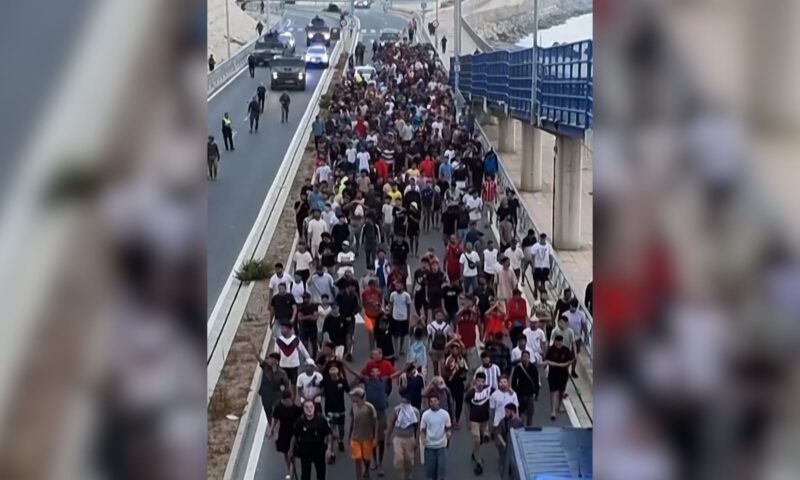 شاهد.. لحظات مرافقة قوات الأمن المهاجرين إلى الحدود في جيب “سبتة” الإسباني