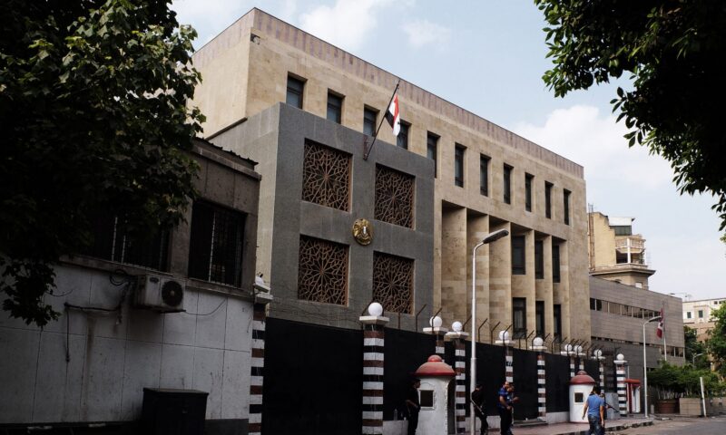 القائم بأعمال سفير سوريا بمصر يسلم أوراق اعتماده مندوبا لدى الجامعة العربية