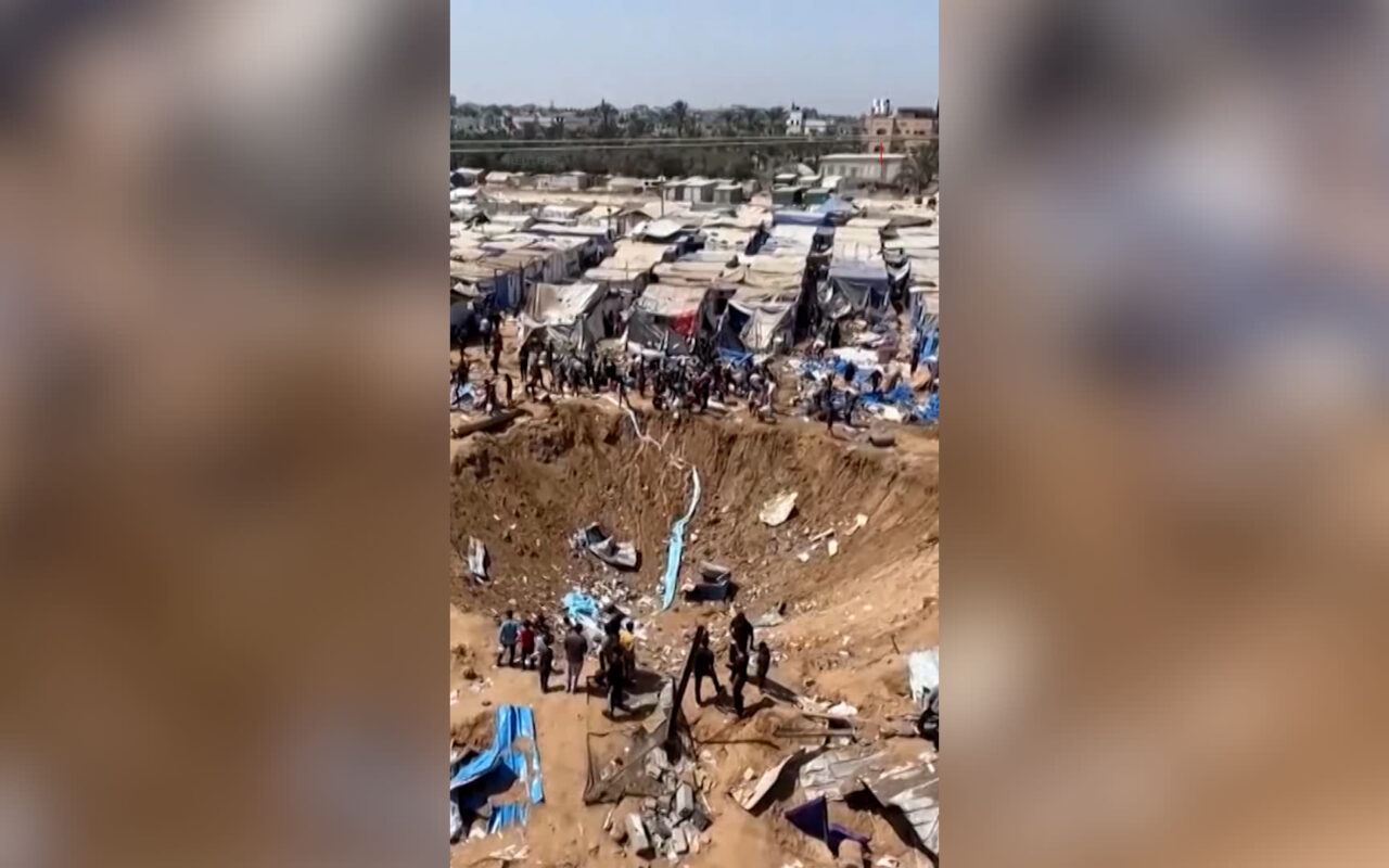 حفرة هائلة بمستشفى وإمدادات طبية متناثرة.. شاهد ما سببته غارة إسرائيلية على غزة