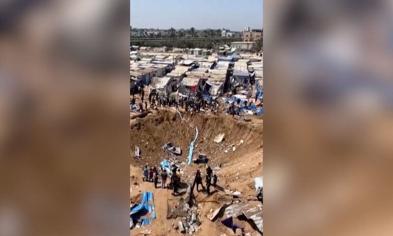 حفرة هائلة بمستشفى وإمدادات طبية متناثرة.. شاهد ما سببته غارة إسرائيلية على غزة
