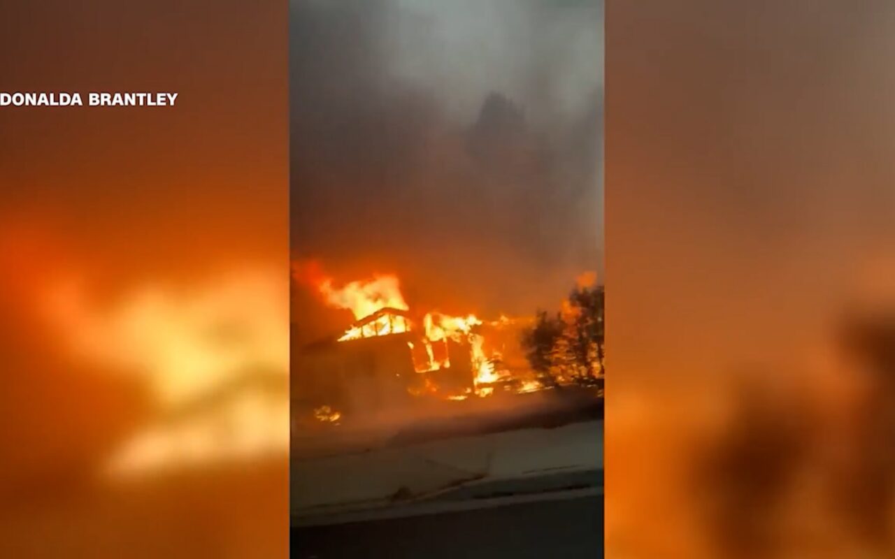 “قنبلة نووية”.. مقاطع تظهر النيران تلتهم منازل وآلاف الأفدنة في واشنطن