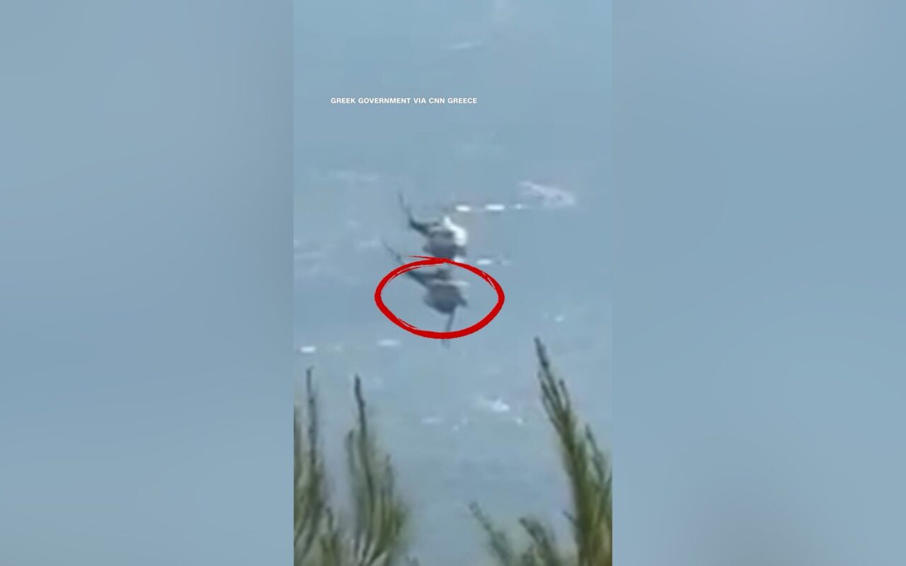 شاهد لحظة اصطدام مروحيتي إطفاء حرائق في اليونان