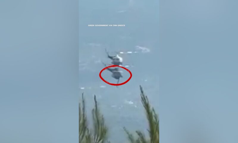 شاهد لحظة اصطدام مروحيتي إطفاء حرائق في اليونان
