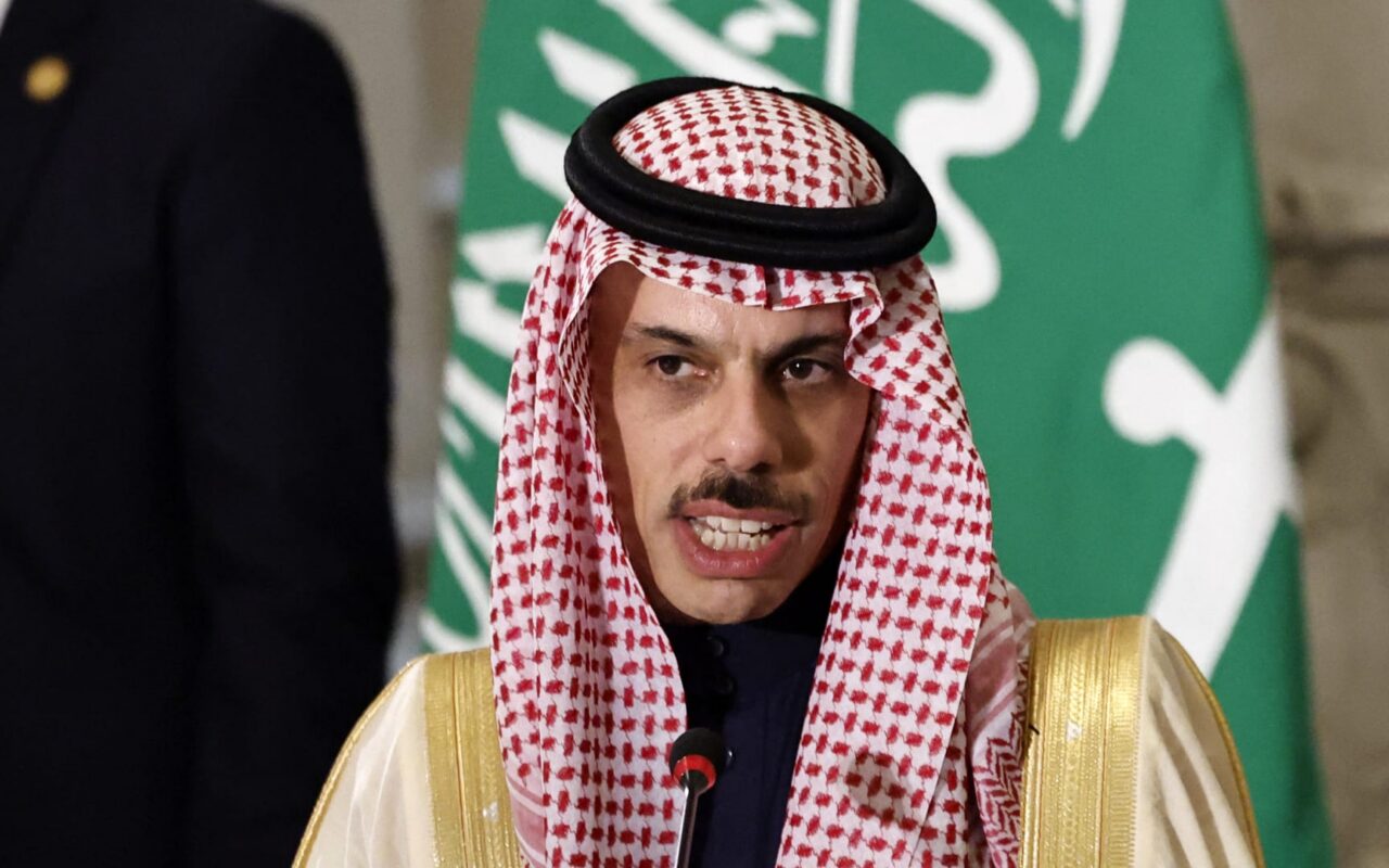 وزير الخارجية السعودي يبحث جهود خفض التصعيد مع نظيره الإيراني