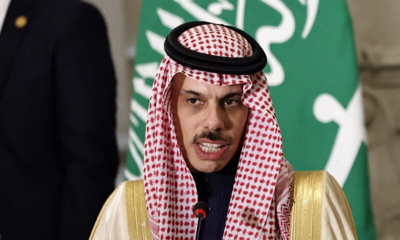 وزير الخارجية السعودي يبحث جهود خفض التصعيد مع نظيره الإيراني