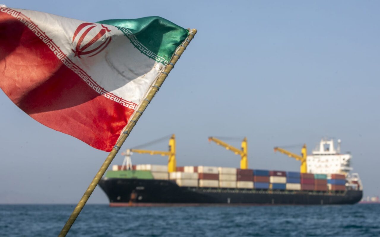 إيران: لا نجري مفاوضات مع أمريكا حاليا.. ومباحثاتنا مع سلطنة عُمان لإنشاء مسار “مؤقت” بمضيق هرمز