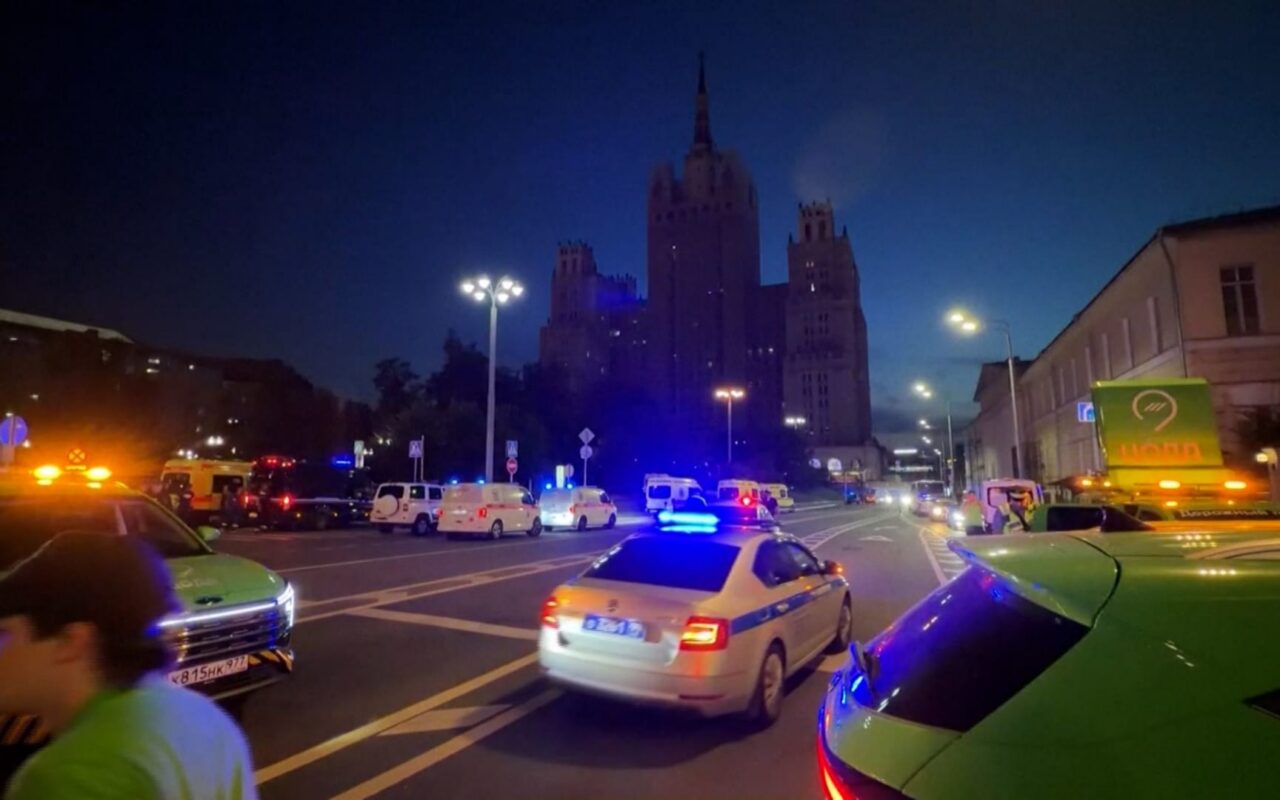 امرأة مجهولة الهوية تفجر قنبلة تحملها قبل دخولها مطعمًا في موسكو.. والعمدة يصف الهجوم بـ”الإرهابي”