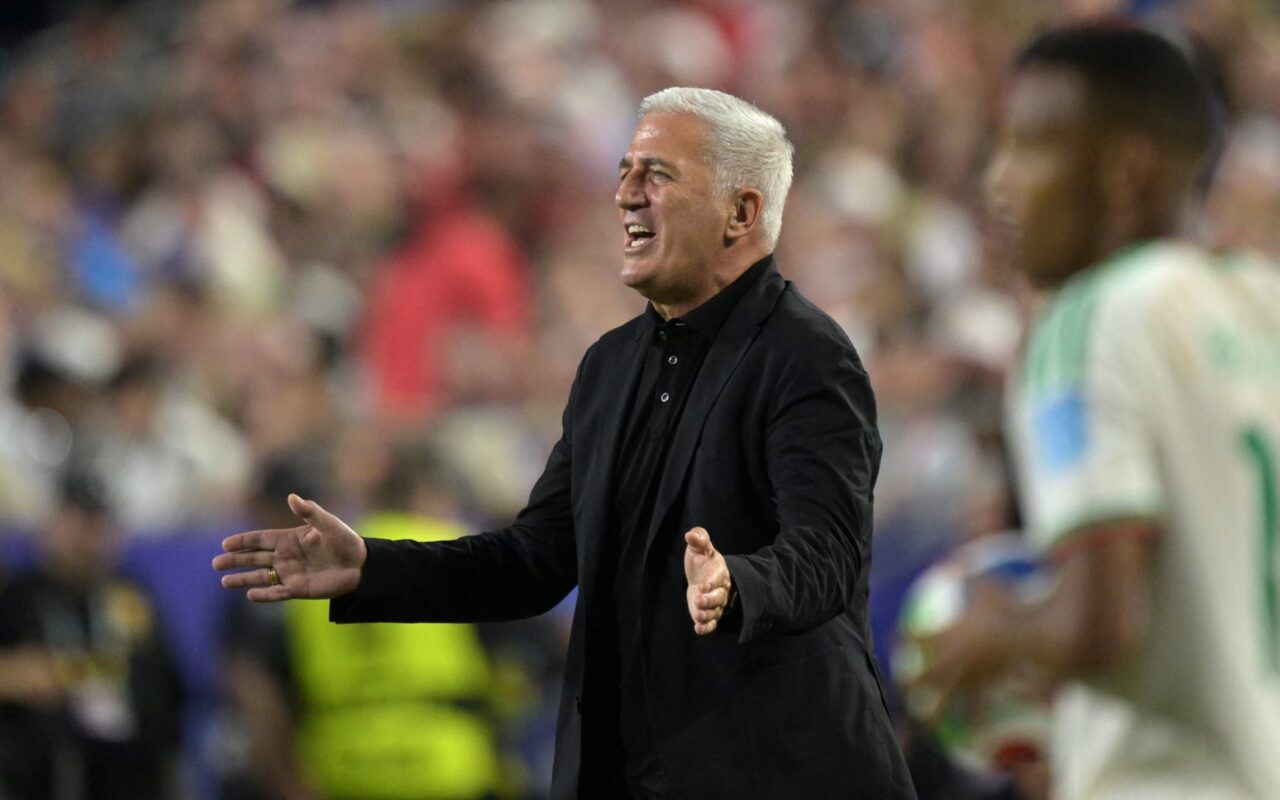 رغم تجديد عقده قبل المونديال.. منتخب الجزائر ينفصل عن مدربه بيتكوفيتش