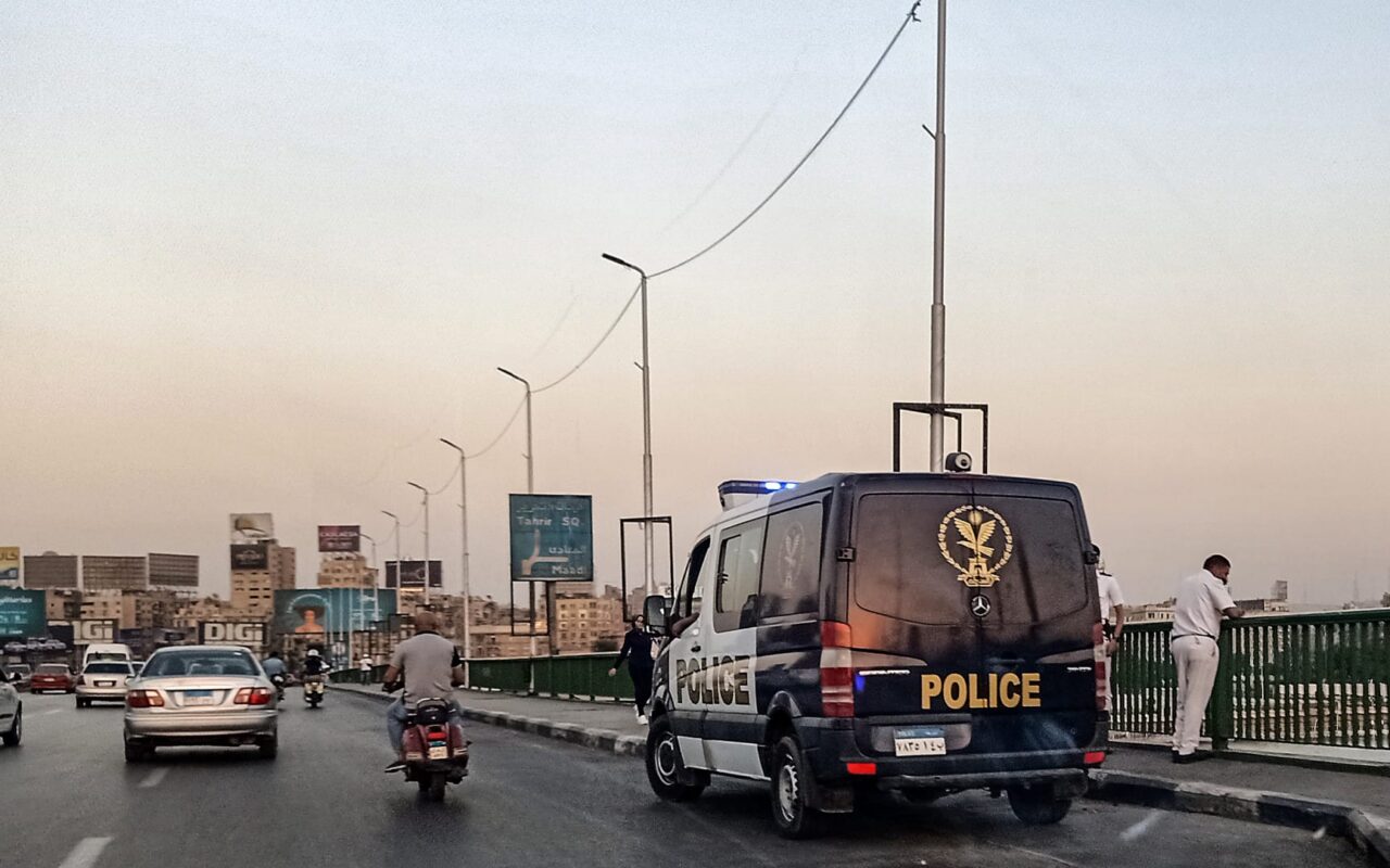 مصر: “القاضي المزيف” في قبضة الأمن.. واعترافات تكشف تفاصيل نشاطه وظهوره في محكمة
