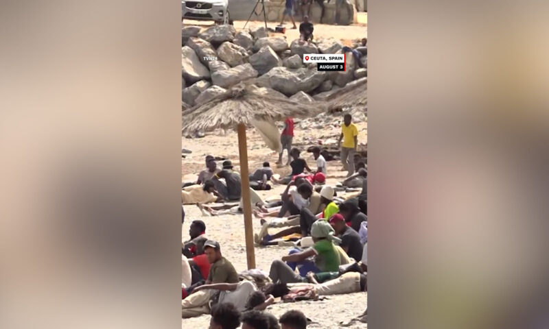 ليالٍ في العراء.. مهاجرون عالقون في سبتة وسط نقص الغذاء والماء