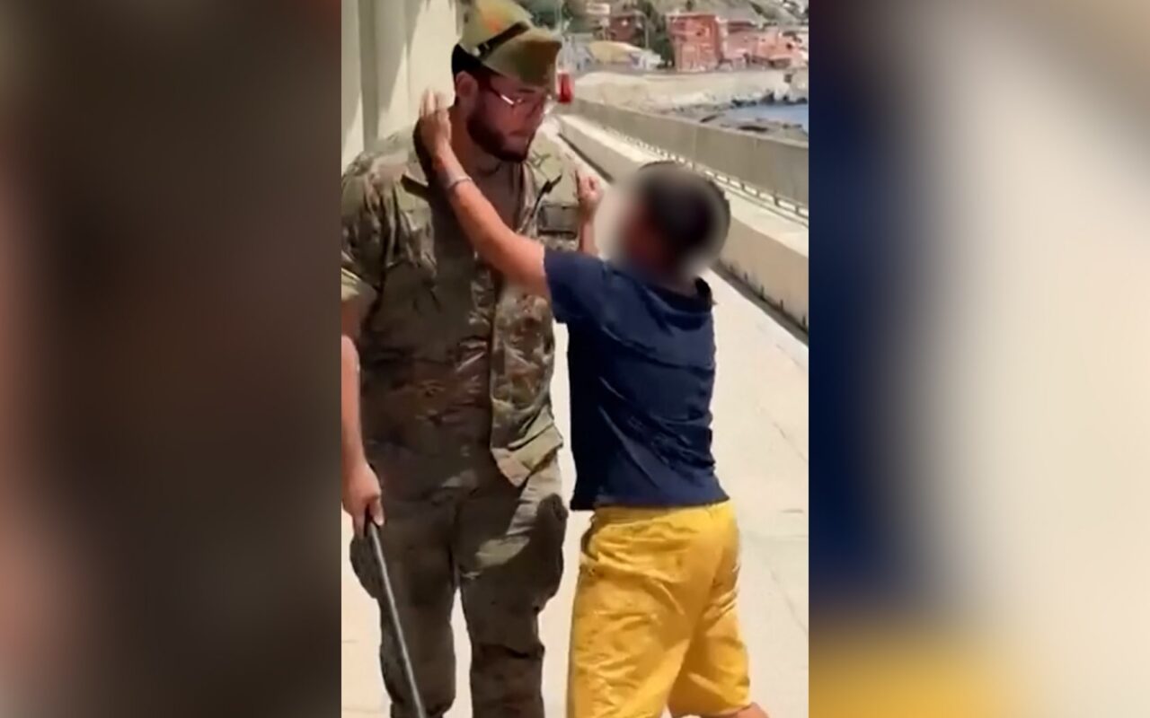 جنود إسبان يرافقون طفلًا مغربيًا باكيًا إلى الحدود في سبتة