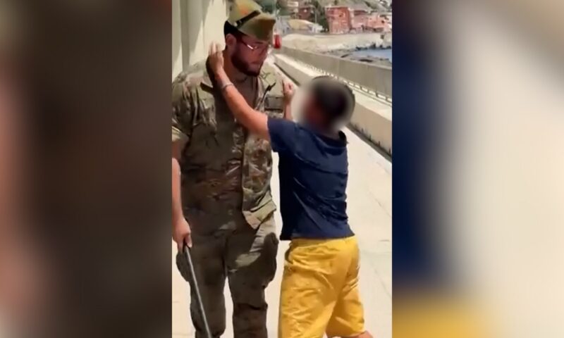جنود إسبان يرافقون طفلًا مغربيًا باكيًا إلى الحدود في سبتة