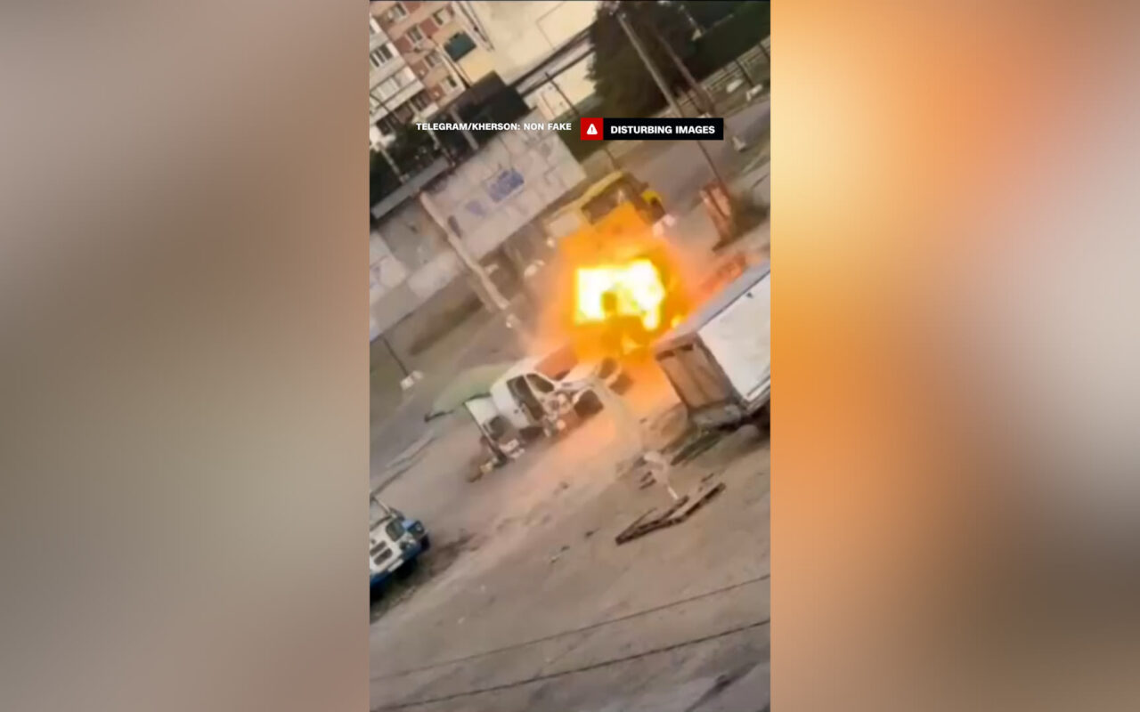 ركض هارباً.. فيديو متداول لمُسيّرة روسية تلاحق بائع خضار بأوكرانيا قبل مهاجمته