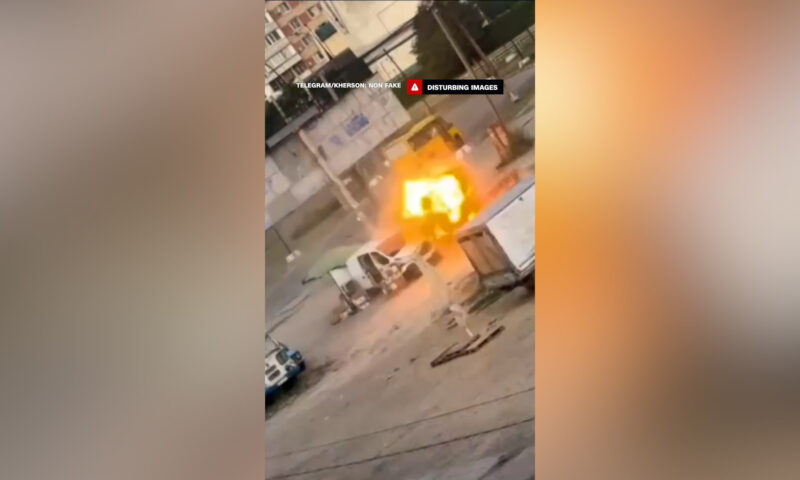 ركض هارباً.. فيديو متداول لمُسيّرة روسية تلاحق بائع خضار بأوكرانيا قبل مهاجمته