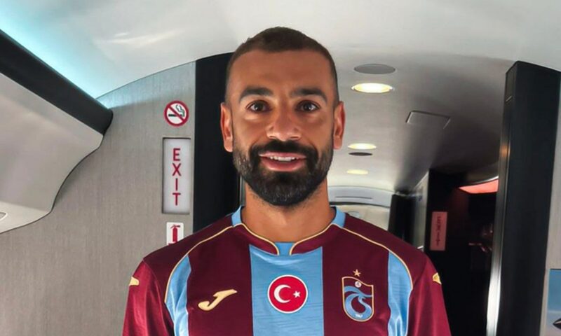 لأول مرة.. محمد صلاح يظهر بقميص طرابزون سبور التركي ويعلق