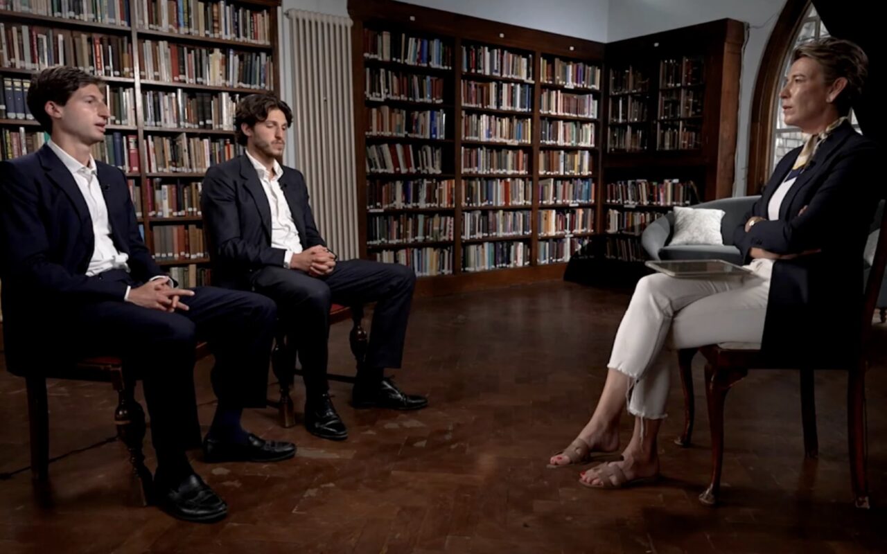 مذيعة CNN تتحدث مع ابني عمران خان رئيس الوزراء الباكستاني السابق المسجون.. هذا ما قالاه