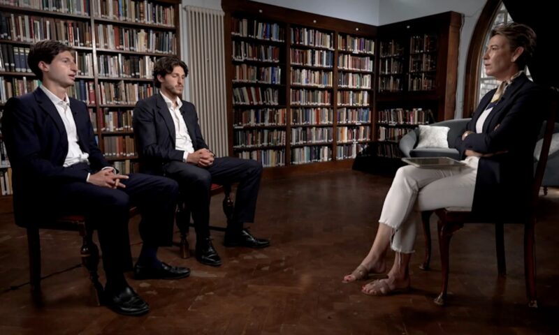 مذيعة CNN تتحدث مع ابني عمران خان رئيس الوزراء الباكستاني السابق المسجون.. هذا ما قالاه