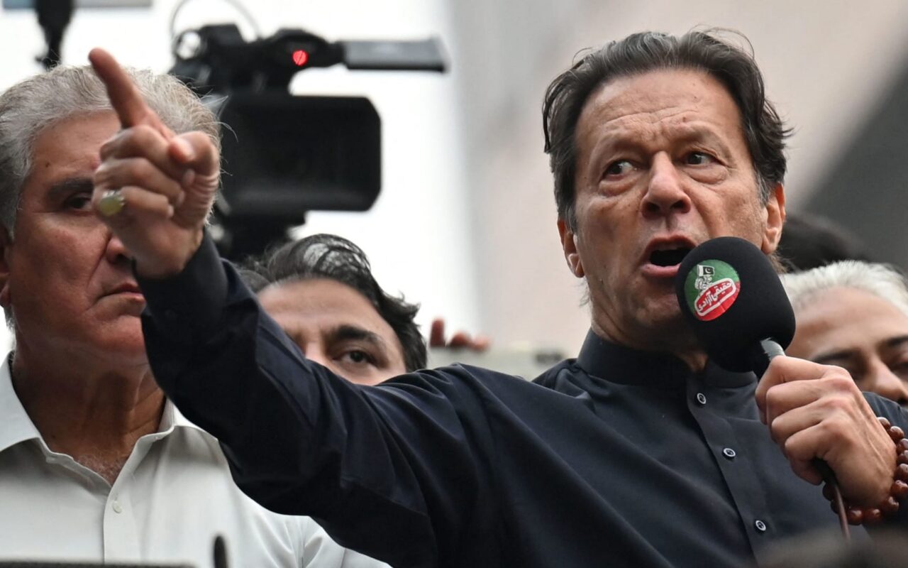 نجلا الزعيم الباكستاني المسجون عمران خان يتحدثان لـCNN عن والدهما وما يخشيانه