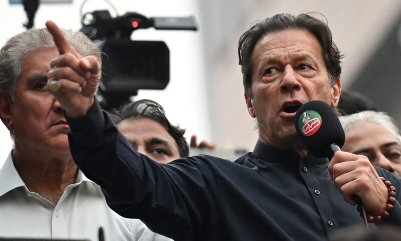 نجلا الزعيم الباكستاني المسجون عمران خان يتحدثان لـCNN عن والدهما وما يخشيانه