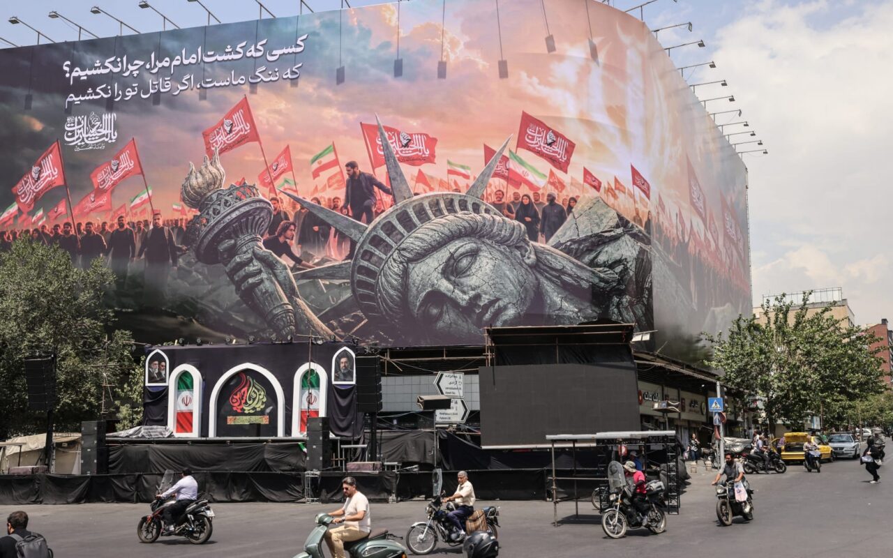 “اقتلوا قاتلكم”.. لوحات دعائية بشوارع طهران تدعو للانتقام من أمريكا