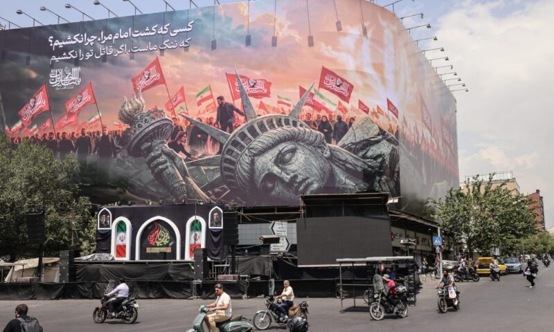 “اقتلوا قاتلكم”.. لوحات دعائية بشوارع طهران تدعو للانتقام من أمريكا