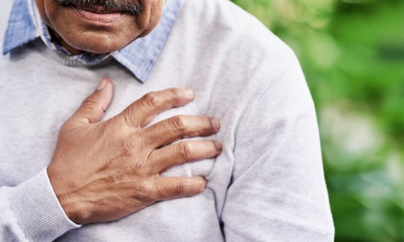 ليست مجرد آلام عابرة.. 6 علامات تنذر بالذبحة الصدرية