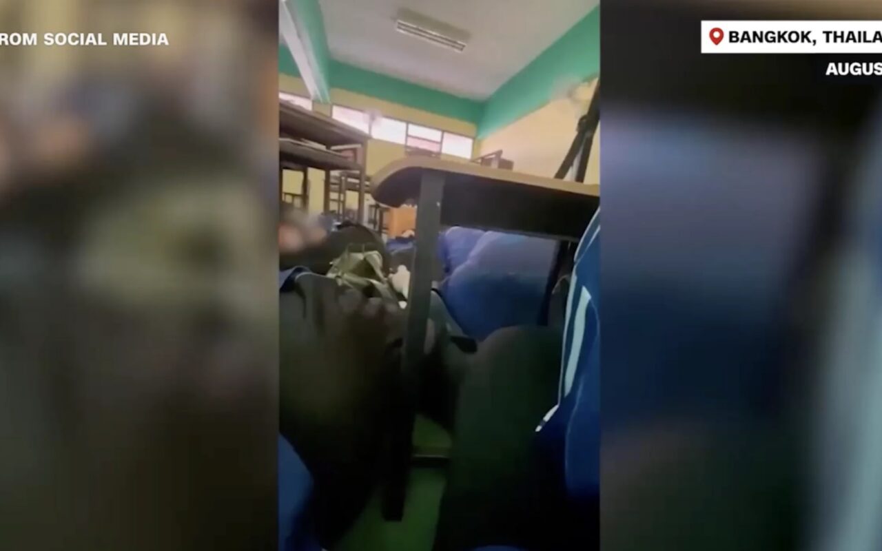 لحظة احتماء طلاب تحت الطاولات أثناء إطلاق نار بمدرسة في تايلاند