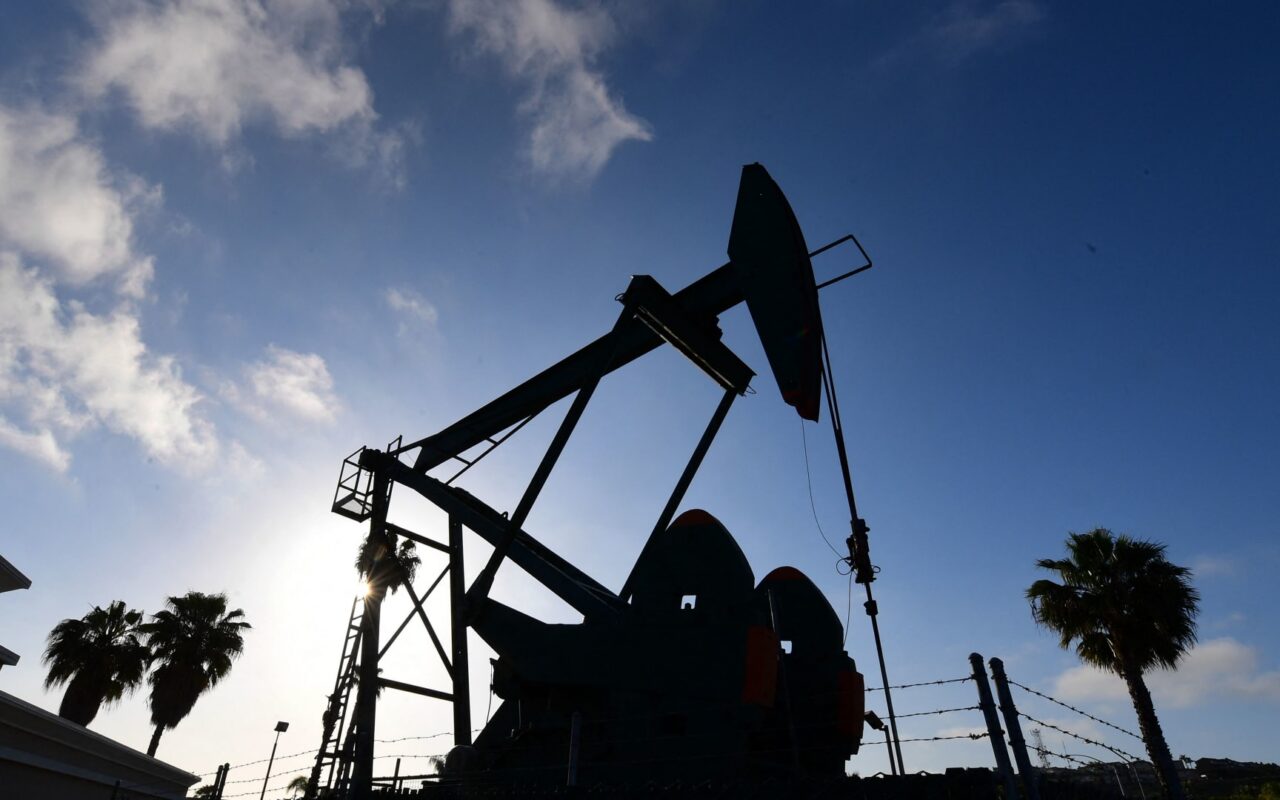 أسعار النفط تتمسك بمكاسبها وسط مخاوف من قيود إيرانية على الملاحة في هرمز