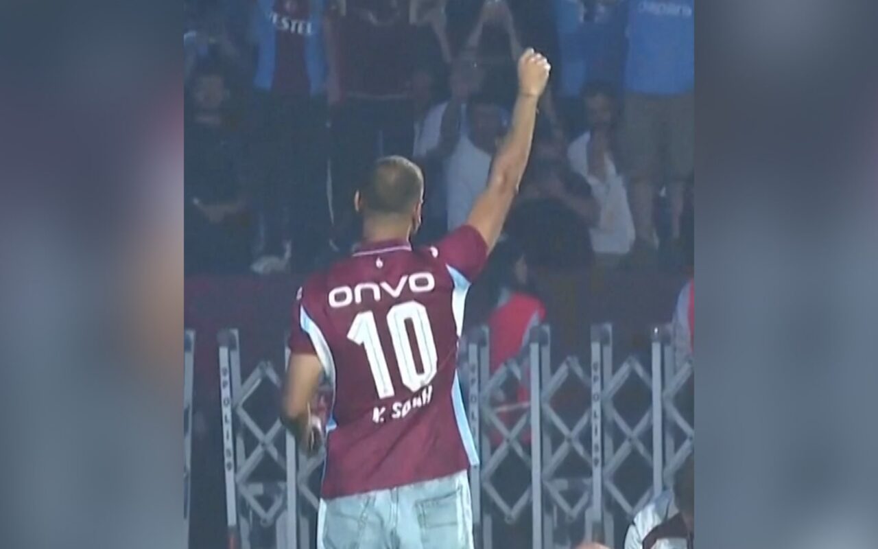 شاهد كيف احتفت جماهير طرابزون سبور بمحمد صلاح في أول ظهور له مع فريقه الجديد
