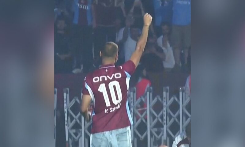 شاهد كيف احتفت جماهير طرابزون سبور بمحمد صلاح في أول ظهور له مع فريقه الجديد
