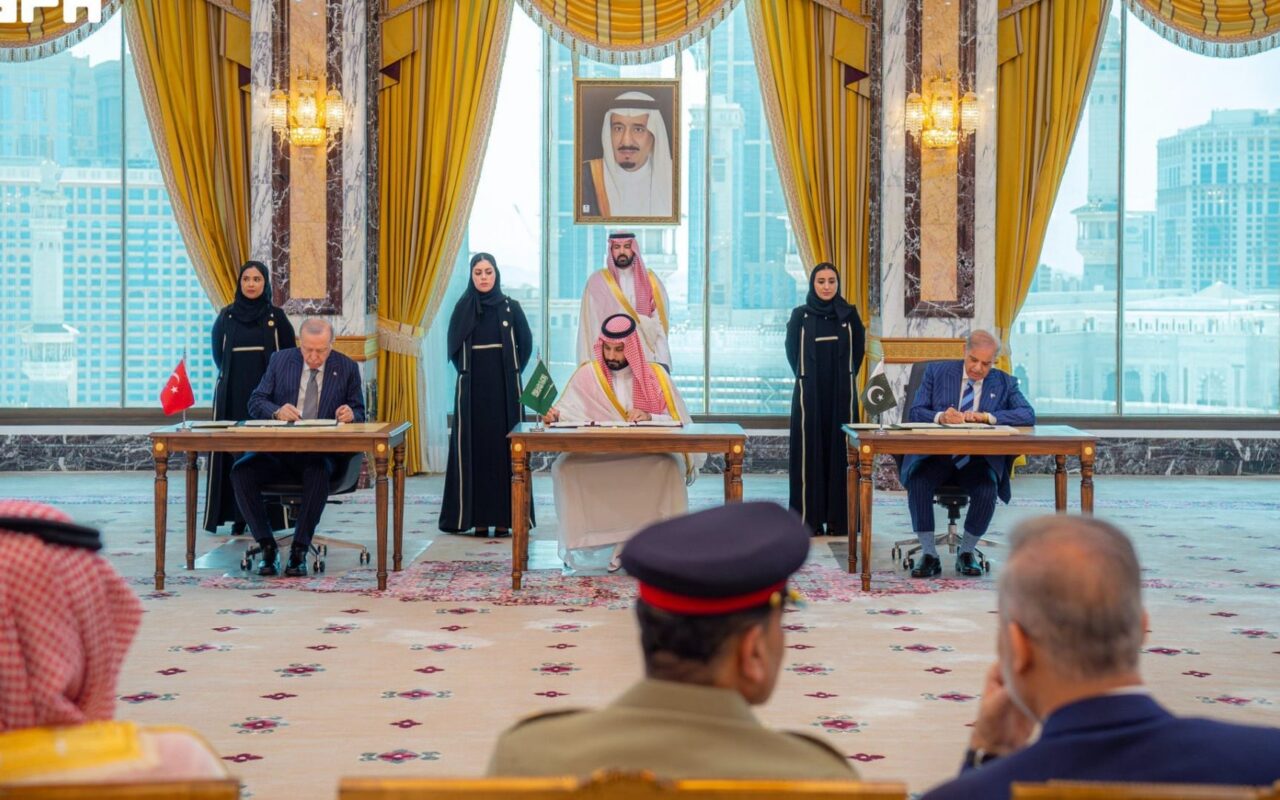 “رسالة تحذير لطهران”.. تحليل: أهداف اتفاقية مكة للدفاع المشترك بين السعودية وتركيا وباكستان