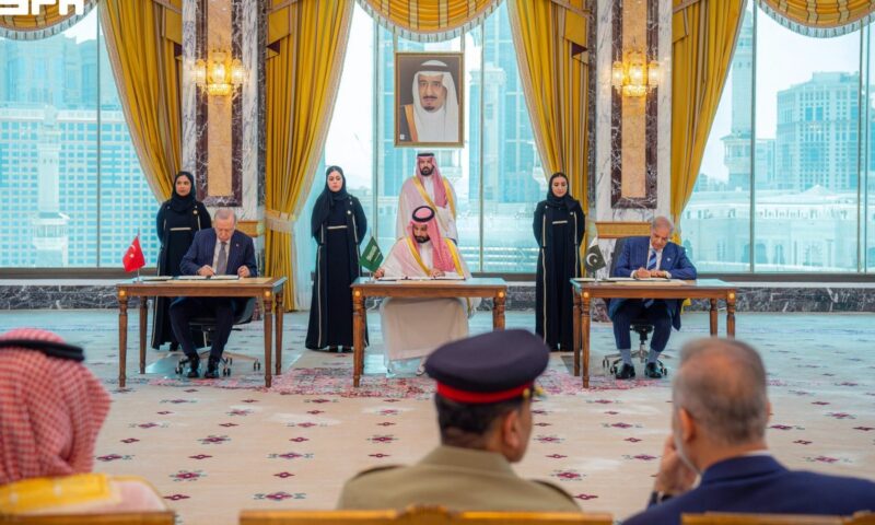 “رسالة تحذير لطهران”.. تحليل: أهداف اتفاقية مكة للدفاع المشترك بين السعودية وتركيا وباكستان
