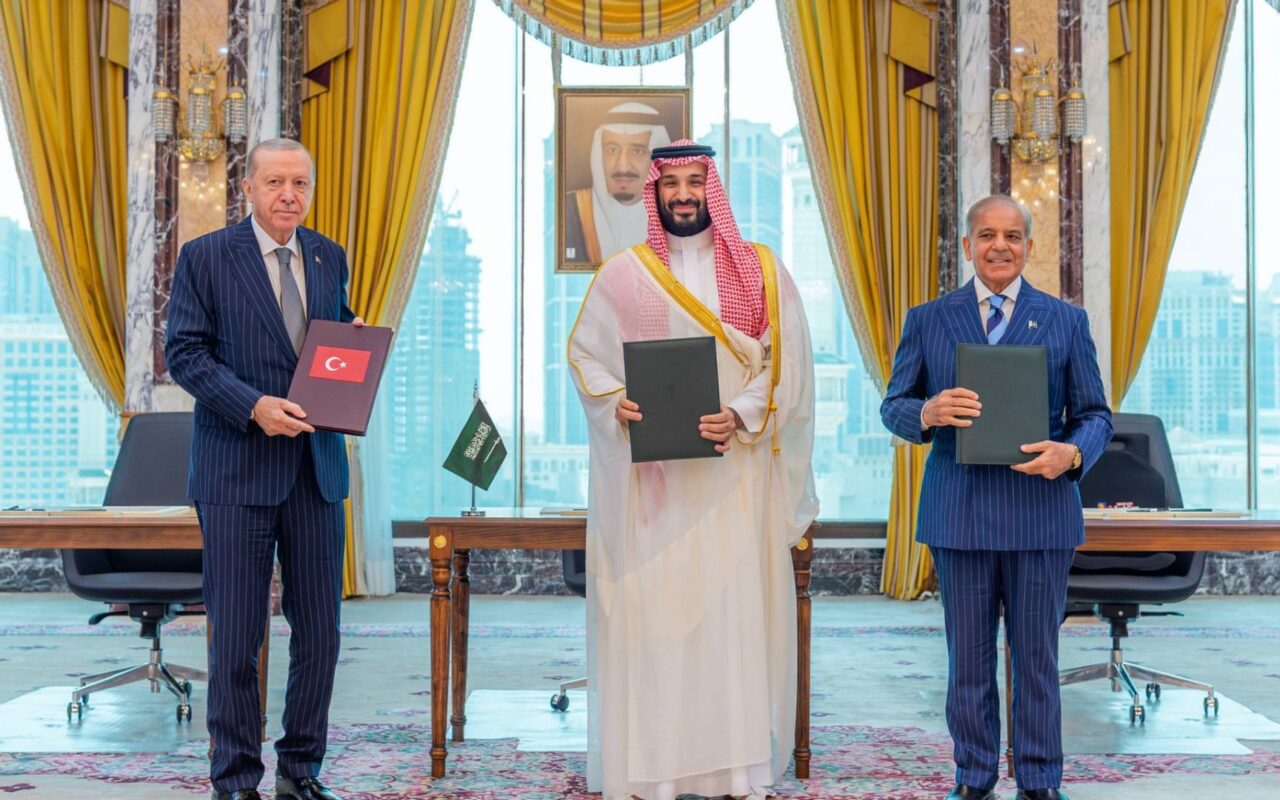 أول تعليق إيراني على توقيع اتفاقية الدفاع المشترك بين السعودية وباكستان وتركيا