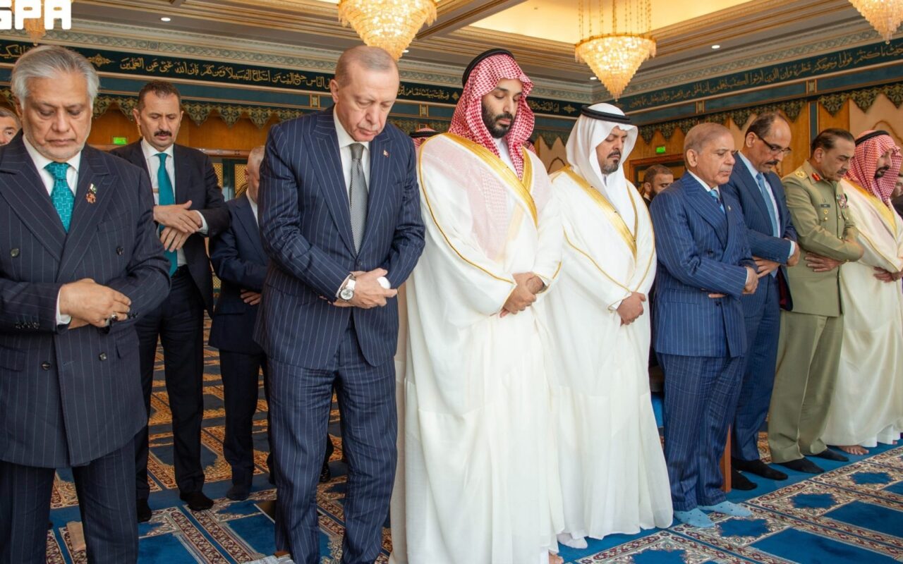 بالصور.. محمد بن سلمان وأردوغان وشهباز شريف يؤدون صلاة الجمعة بالمسجد الحرام