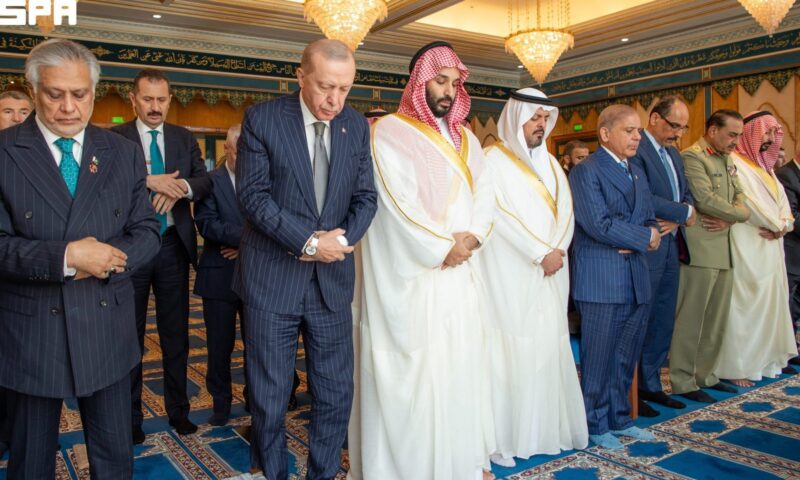 بالصور.. محمد بن سلمان وأردوغان وشهباز شريف يؤدون صلاة الجمعة بالمسجد الحرام