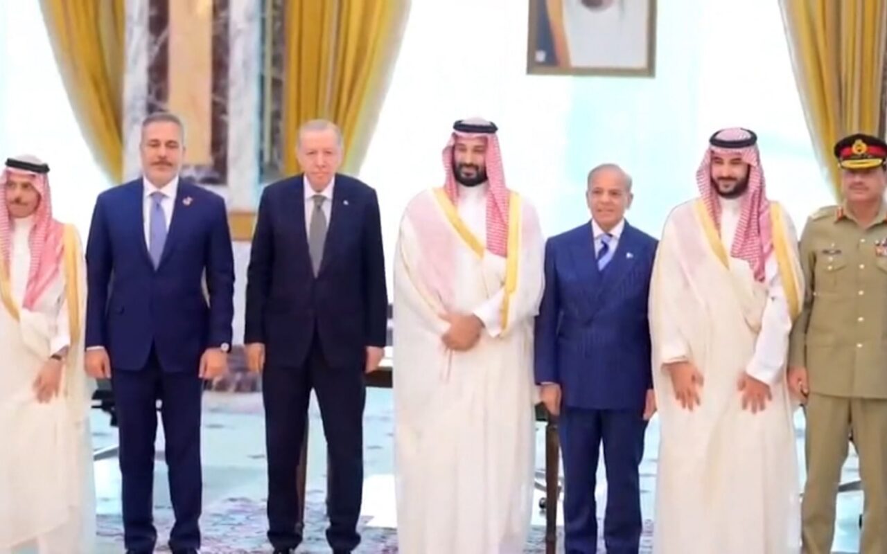 شاهد.. لقطات لتوقيع “اتفاقية مكة للدفاع المشترك” بين باكستان والسعودية وتركيا