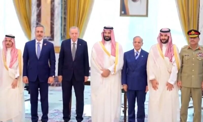 شاهد.. لقطات لتوقيع “اتفاقية مكة للدفاع المشترك” بين باكستان والسعودية وتركيا