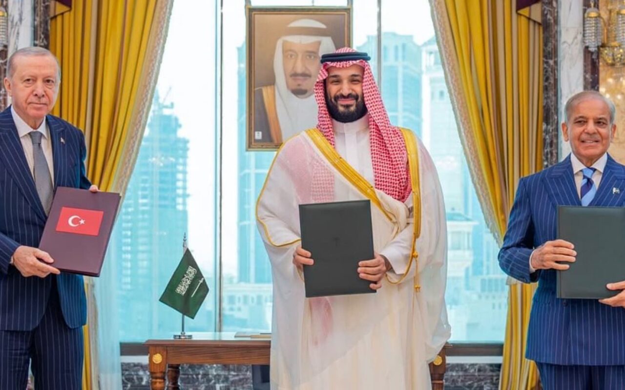 معنى توقيع اتفاق دفاعي بين السعودية وتركيا وباكستان.. سفير أمريكي سابق يعلق لـCNN